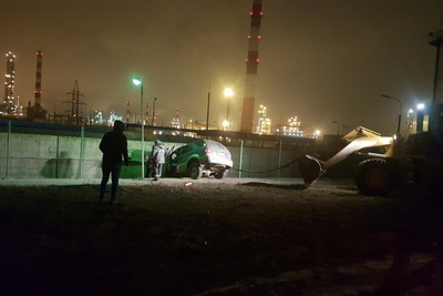 В Рязани около нефтезавода внедорожник врезался в забор